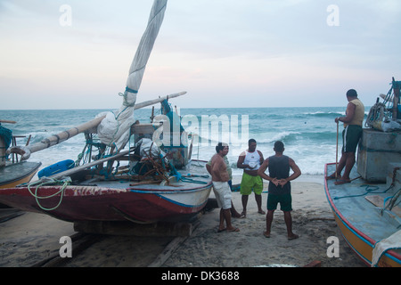 Fischer mit ihren Booten Jangadas am Strand im Iguape, Bezirk Fortaleza, Brasilien. Stockfoto