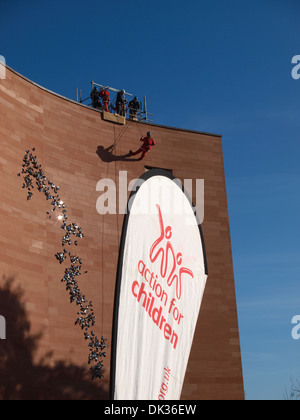 Aktion für Kinder Charity Abseil hinunter Princesshay Einkaufszentrum in Exeter, Devon, UK Stockfoto
