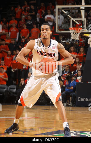 26. Februar 2011 - Handspiel von Charlottesville, Virginia, USA - NCAA COLLEGE BASKETBALL - Virginia Cavaliers Guard MUSTAPHA FARRAKHAN (2) während des Spiels in der John Paul Jones Arena. Boston College Eagles gewann 63-44. (Kredit-Bild: © Andrew Shurtleff/ZUMAPRESS.com) Stockfoto