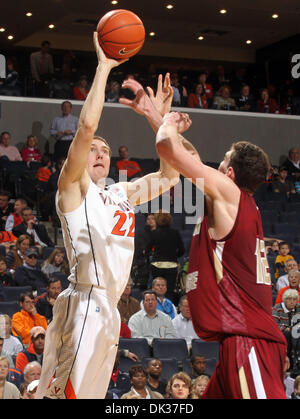 26. Februar 2011 - leiten Sie Charlottesville, Virginia, USA - NCAA COLLEGE BASKETBALL - Virginia Cavaliers nach vorne WILL SHERRILL (22) den Ball über Boston College Eagles schießt JOE TRAPANI (12) während des Spiels in der John Paul Jones Arena. Boston College Eagles gewann 63-44. (Kredit-Bild: © Andrew Shurtleff/ZUMAPRESS.com) Stockfoto