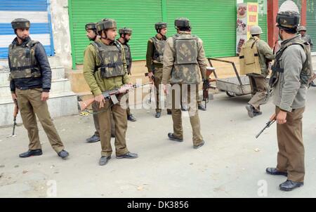 Srinagar, indische verabreicht Kaschmir. 2. Dezember 2013. Secuirty Personnels Patrouillen Straße nach Millitants Polizist getötet und zwei Kollegen verwundet, während sie einen Markt in der Chadoora Stadt im Budgam Viertel 25 km (16miles) von Srinagar Patrouillen wurden gefeuert. Bildnachweis: Sofi Suhail/Alamy Live-Nachrichten Stockfoto