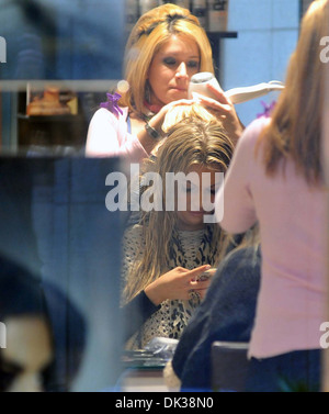 Miss World 2003 Rosanna Davison Sängerin Michelle Heaton gesehen, begleitet von ihrem Ehemann Hugh Hanley am "Salon Caramelle" erhalten Stockfoto