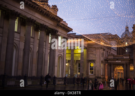 Royal Exchange Square, Glasgow, Schottland, in der Abenddämmerung mit festlichen Weihnachtsbeleuchtung. Stockfoto