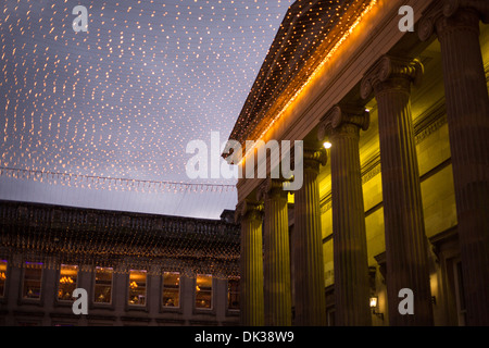 Royal Exchange Square, Glasgow, Schottland, in der Abenddämmerung mit festlichen Weihnachtsbeleuchtung. Stockfoto