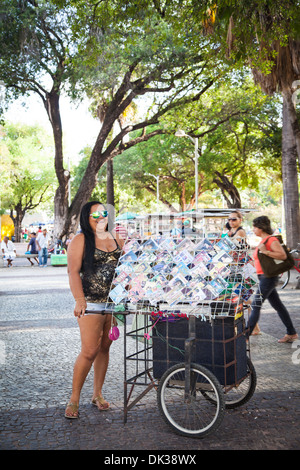 Frau verkaufen CD am öffentlichen Platz José de Alencar angepasst an das Theater seinen Namen, Fortaleza, Brasilien. Stockfoto