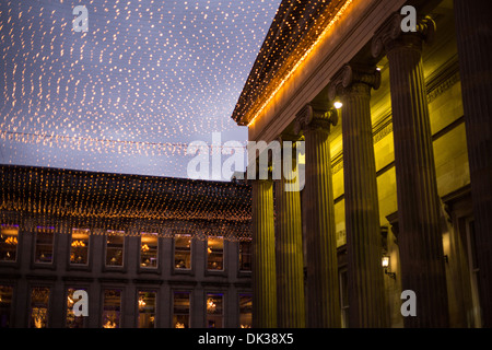 Royal Exchange Square, Glasgow, Schottland, in der Abenddämmerung mit festlichen Weihnachtsbeleuchtung. Stockfoto