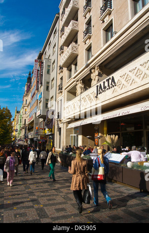 Passanten vor Hotel Jalta am Vaclavske Namesti der Wenzel Platz Neustadt Prag Tschechische Republik Europa Stockfoto