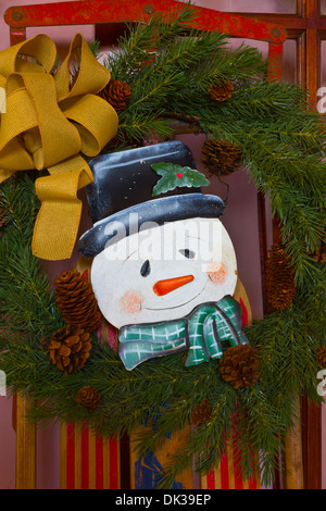 Weihnachten-Schneemann mit Kranz und Band - Weihnachten Schneemann mit Kranz und Band auf einem Schlitten Stockfoto
