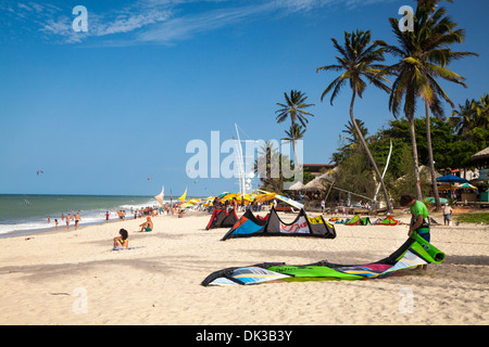 Kite-Surfer und Blick über den Strand in Cumbuco, Bezirk Fortaleza, Brasilien. Stockfoto