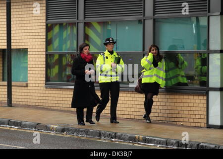 Glasgow, Schottland. 2. Dezember 2013 Stockwell St, Clutha Hubschrauberabsturz. Abgeschossenen Polizei-Hubschrauber bewegt sich in einem Fahrzeug für den Transport. Mehrere Mitglieder der Öffentlichkeit zu besuchen, um ihren Respekt zu zahlen und legen Blumen am Tatort Paul Stewart/Alamy News Stockfoto