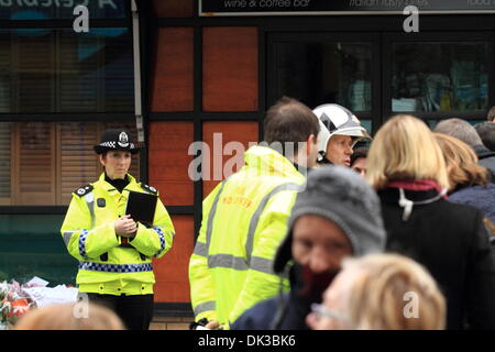 Glasgow, Schottland. 2. Dezember 2013 Stockwell St, Clutha Hubschrauberabsturz. Abgeschossenen Polizei-Hubschrauber bewegt sich in einem Fahrzeug für den Transport. Mehrere Mitglieder der Öffentlichkeit zu besuchen, um ihren Respekt zu zahlen und legen Blumen am Tatort Paul Stewart/Alamy News Stockfoto