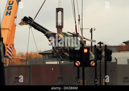 Glasgow, Schottland. 2. Dezember 2013 Stockwell St, Clutha Hubschrauberabsturz. Abgeschossenen Polizei-Hubschrauber bewegt sich in einem Fahrzeug für den Transport. Mehrere Mitglieder der Öffentlichkeit zu besuchen, um ihren Respekt zu zahlen und legen Blumen am Tatort Paul Stewart/Alamy News Stockfoto