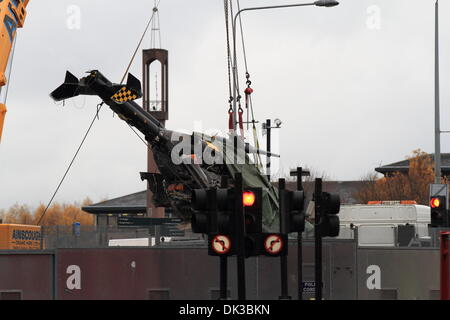 Glasgow, Schottland. 2. Dezember 2013 Stockwell St, Clutha Hubschrauberabsturz. Abgeschossenen Polizei-Hubschrauber bewegt sich in einem Fahrzeug für den Transport. Mehrere Mitglieder der Öffentlichkeit zu besuchen, um ihren Respekt zu zahlen und legen Blumen am Tatort Paul Stewart/Alamy News Stockfoto