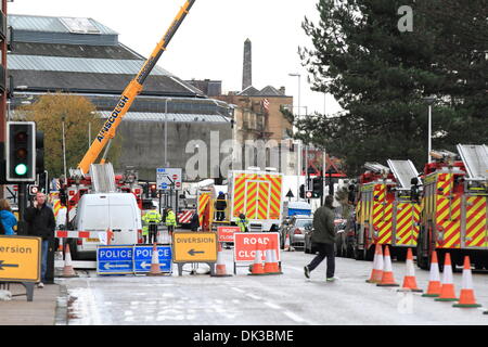 Glasgow, Schottland. 2. Dezember 2013 Stockwell St, Clutha Hubschrauberabsturz. Abgeschossenen Polizei-Hubschrauber bewegt sich in einem Fahrzeug für den Transport. Mehrere Mitglieder der Öffentlichkeit zu besuchen, um ihren Respekt zu zahlen und legen Blumen am Tatort Paul Stewart/Alamy News Stockfoto