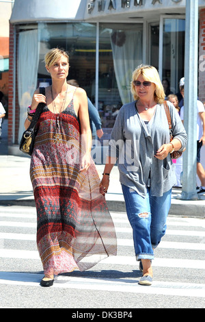 Heidi Klum und ihre Mutter Erna Klum sind unterwegs in Brentwood, Los Angeles Kalifornien - 21.04.12 gesehen. Stockfoto