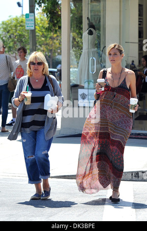 Heidi Klum und ihre Mutter Erna Klum sind unterwegs in Brentwood, Los Angeles Kalifornien - 21.04.12 gesehen. Stockfoto