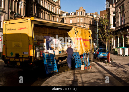 Arbeiter entladen waren von einem DHL-Transporter vor dem Malmaison Hotel in Dundee, Großbritannien geparkt Stockfoto