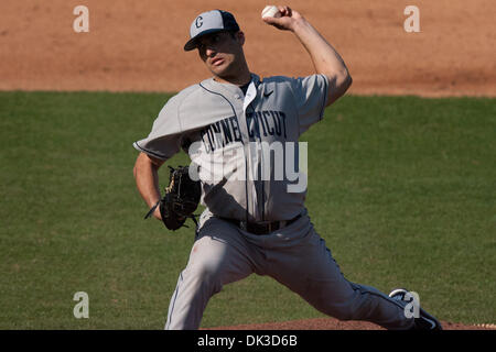 27. Februar 2011 - Corpus Christi, Texas, USA - UConn P (41) Greg Nappo pitching während 2011 Kleberg Bank College Classic an Fronleichnam, Haken TX nach Hause von der Double '' A'' Corpus Christi. UConn besiegte die Corpus Christi A & M 7-0. (Kredit-Bild: © Juan DeLeon/Southcreek Global/ZUMAPRESS.com) Stockfoto