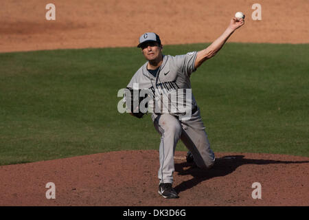 27. Februar 2011 - Corpus Christi, Texas, USA - UConn P (41) Greg Nappo pitching während 2011 Kleberg Bank College Classic an Fronleichnam, Haken TX nach Hause von der Double '' A'' Corpus Christi. UConn besiegte die Corpus Christi A & M 7-0. (Kredit-Bild: © Juan DeLeon/Southcreek Global/ZUMAPRESS.com) Stockfoto