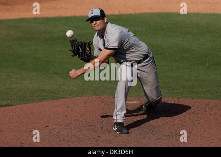 27. Februar 2011 - Corpus Christi, Texas, USA - UConn P (41) Greg Nappo pitching während 2011 Kleberg Bank College Classic an Fronleichnam, Haken TX nach Hause von der Double '' A'' Corpus Christi. UConn besiegte die Corpus Christi A & M 7-0. (Kredit-Bild: © Juan DeLeon/Southcreek Global/ZUMAPRESS.com) Stockfoto