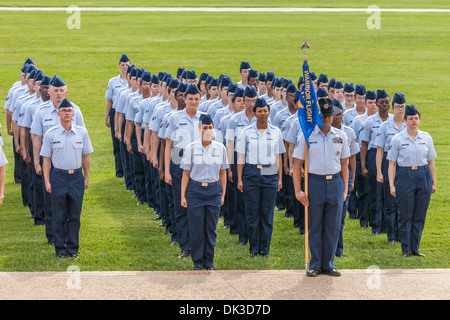 Flug der Flieger in Dress Blues Stand stramm während der United States Air Force Grundausbildung Graduierung In San Antonio, TX Stockfoto