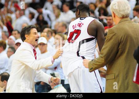 27. Februar 2011 - packt Louisville, Kentucky, USA - Louisville Cardinals Cheftrainer Rick Pitino Louisville Cardinals Zentrum Gorgui Dieng (10) rechts, bevor er das Spiel betritt.  (16) Louisville Cardinals (4) besiegte Pittsburgh Panthers 62-59 im KFC Yum Center in Louisville, Kentucky. (Kredit-Bild: © Scott Davis/Southcreek Global/ZUMAPRESS.com) Stockfoto