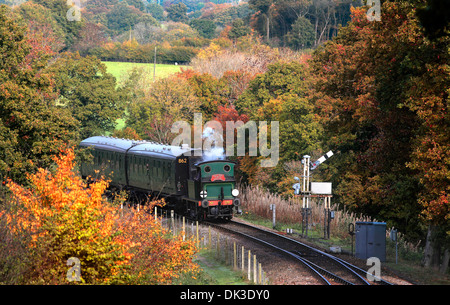 Das Herbst-Tönungen-Special dampft in Richtung Horsted Keynes-Station auf der Bluebell Railway in East Sussex. Stockfoto