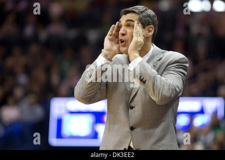 28. Februar 2011 - South Bend, Indiana, USA - Villanova Cheftrainer Jay Wright bei NCAA Basketball-Spiel zwischen Villanova und Notre Dame.  Die Notre Dame Fighting Irish besiegte die Villanova Wildcats 93-72 im Spiel im Purcell-Pavillon im Joyce Center in South Bend, Indiana. (Kredit-Bild: © John Mersits/Southcreek Global/ZUMAPRESS.com) Stockfoto