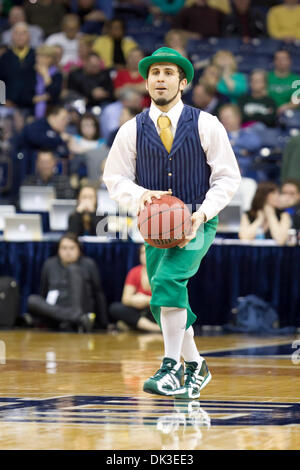 28. Februar 2011 - schießt South Bend, Indiana, USA - Notre Dame Kobold den Ball während der Halbzeit des NCAA Basketball-Spiel zwischen Villanova und Notre Dame.  Die Notre Dame Fighting Irish besiegte die Villanova Wildcats 93-72 im Spiel im Purcell-Pavillon im Joyce Center in South Bend, Indiana. (Kredit-Bild: © John Mersits/Southcreek Global/ZUMAPRESS.com) Stockfoto