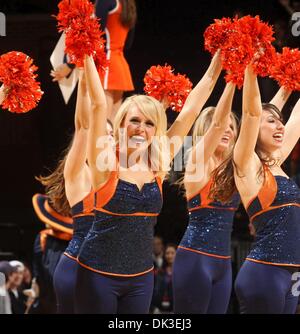 1. März 2011 - Charlottesville, Virginia, Vereinigte Staaten - Virginia Cavaliers während einer NCAA Basketball-Spiel gegen die North Carolina State Wolfpack in der John Paul Johns Arena durchführen. Virginia gewann 69-58. (Kredit-Bild: © Andrew Shurtleff/ZUMAPRESS.com) Stockfoto