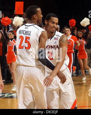 1. März 2011 - Charlottesville, Virginia, Vereinigte Staaten - Virginia Cavaliers Guard MUSTAPHA FARRAKHAN (2) feiern den 69-58-Sieg über die North Carolina State Wolfpack in der John Paul Johns Arena.  (Kredit-Bild: © Andrew Shurtleff/ZUMAPRESS.com) Stockfoto