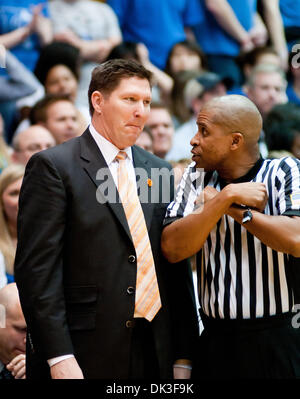 2. März 2011 - Durham, North Carolina, USA - bespricht Clemson Tigers Trainer Brad Brownell einen Anruf. Herzog schlägt Clemson 70 59 am Cameron Indoor Stadium (Credit-Bild: © Mark Abbott/Southcreek Global/ZUMAPRESS.com) Stockfoto