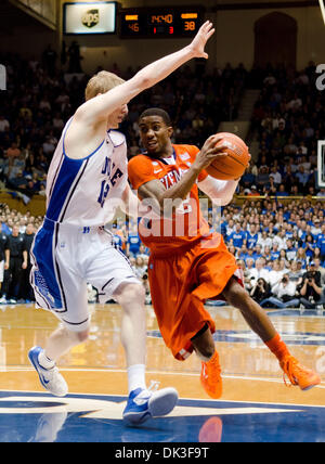 2. März 2011 - weiterleiten Durham, North Carolina, USA - Clemson Tigers Wache Demontez Stitt (2) durch die Duke Blue Devils bewacht wird Kyle Singler (12). Herzog schlägt Clemson 70 59 am Cameron Indoor Stadium (Credit-Bild: © Mark Abbott/Southcreek Global/ZUMAPRESS.com) Stockfoto