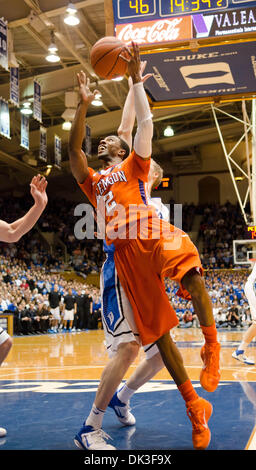 2. März 2011 - Durham, North Carolina, USA - Clemson Tigers bewachen Demontez Stitt (2) Laufwerke von Duke Blue Devils vorwärts Mason Plumlee (5). Herzog schlägt Clemson 70 59 am Cameron Indoor Stadium (Credit-Bild: © Mark Abbott/Southcreek Global/ZUMAPRESS.com) Stockfoto