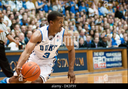 2. März 2011 - Durham, North Carolina, USA - Duke Blue Devils Guard, die Tyler Thornton (3) Gericht sucht. Herzog schlägt Clemson 70 59 am Cameron Indoor Stadium (Credit-Bild: © Mark Abbott/Southcreek Global/ZUMAPRESS.com) Stockfoto