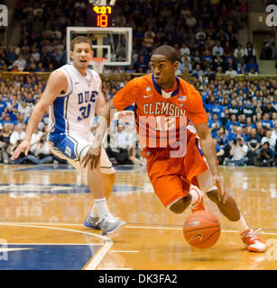 2. März 2011 - Durham, North Carolina, USA - Clemson Tigers bewachen Cory Stanton (12) Laufwerke von Duke Blue Devils Guard Seth Curry (30). Herzog schlägt Clemson 70 59 am Cameron Indoor Stadium (Credit-Bild: © Mark Abbott/Southcreek Global/ZUMAPRESS.com) Stockfoto