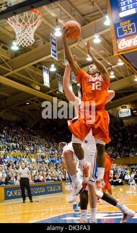 2. März 2011 - Durham, North Carolina, USA - Clemson Tigers bewachen Cory Stanton (12) Laufwerke auf den Reifen. Herzog schlägt Clemson 70 59 am Cameron Indoor Stadium (Credit-Bild: © Mark Abbott/Southcreek Global/ZUMAPRESS.com) Stockfoto