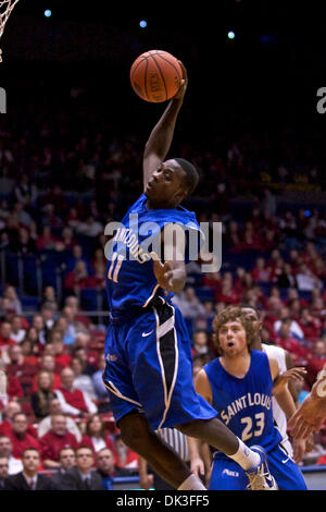 2. März 2011 - Dayton, Ohio, USA - St. Louis Billikens Wache geht Mike McCall (11) hoch für einen Rebound als Saint Louis Billikens Wache sieht Kyle Cassity (23) in der zweiten Hälfte des Spiels zwischen St. Louis und Dayton UD Arena, Dayton, Ohio, auf.  St. Louis besiegte Dayton 69-51. (Kredit-Bild: © Scott Stuart/Southcreek Global/ZUMAPRESS.com) Stockfoto