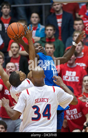 2. März 2011 - blickt Dayton, Ohio, USA - St. Louis Billikens Wache, die Mike McCall (11) und Dayton Flyers Guard Josh Parker (12) für eine Erholung zu erreichen, wie Dayton Flyers Devin Searcy (34) nach vorne auf eine in der zweiten Hälfte des Spiels zwischen St. Louis und Dayton UD Arena, Dayton, Ohio.  St. Louis besiegte Dayton 69-51. (Kredit-Bild: © Scott Stuart/Southcreek Global/ZUMAPRESS.com) Stockfoto