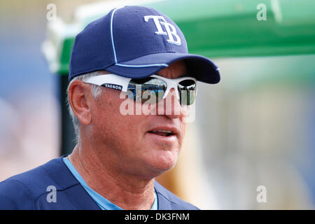 2. März 2011 - Dunedin, Florida, USA - Tampa Bay Rays Manager Joe Madden vor einem Grapefruit Frühling Training Ranglistenspiel im Florida Auto Exchange Stadium. (Kredit-Bild: © Lukas Johnson/Southcreek Global/ZUMApress.com) Stockfoto