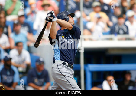 2. März 2011 - Dunedin, Florida, USA - Tampa Bay Rays zweiter Basisspieler Reid Brignac (15) at bat während einer Grapefruit League Frühling Trainingsspiel im Florida Auto Exchange Stadium. (Kredit-Bild: © Lukas Johnson/Southcreek Global/ZUMApress.com) Stockfoto