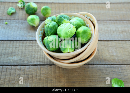 Frischer Rosenkohl in eine Schüssel geben, Essen Stockfoto