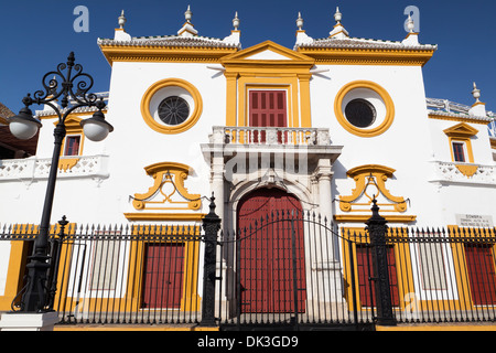 Eingangstor zum Plaza de Toros De La Real Maestranza (Maestranza Stierkampfarena). Stockfoto