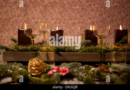 Weihnachten-Gedeck mit Kerzen, Weingläser auf dem Tisch, Kiefer-Äste sind geschmückt mit dekorativen Schnee Stockfoto