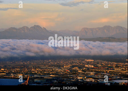 Cape Town, Südafrika. 14. April 2013. Wolken ziehen über die Cape Flats in Cape Town, South Africa, 14. April 2013. Foto: Ralf Hirschberger/Dpa/Alamy Live News Stockfoto