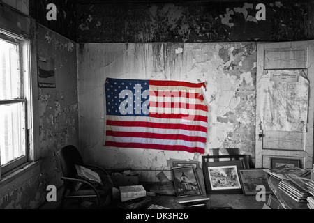 US-Flagge in einem verlassenen Gebäude schmal - US-Flagge über den Papierkorb in einer verlassenen Wohnung Slum Stockfoto