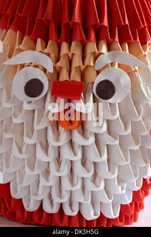 Nahaufnahme Detail des origami Santa Claus Vater Weihnachten Dekoration Stockfoto