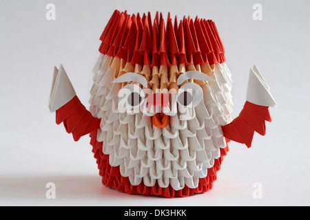 Origami Santa Claus Weihnachtsmann Dekoration auf weißem Hintergrund Stockfoto