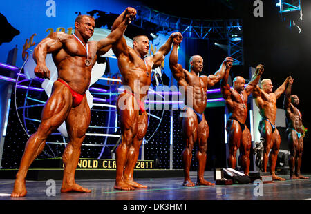 5. März 2011 - Columbus, Ohio, US - L-R - BODYBUILDING - sechs Erstplatzierten RONNY ROCKEL (GER) 6. Platz, EVAN CENTOPANI (USA) 4. Platz, VICTOR MARTINEZ (DOM) 3. Platz, BRANCH WARREN (USA) 1. Platz, DENNIS WOLF (GER) 2. Platz und DEXTER JACKSON (USA) 5. Platz, Pose im 23. Arnold Classic Finale bei Arnold Sports Festival am Samstag. Branch Warren gewann die Arn Stockfoto