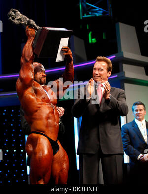 5. März 2011 - Columbus, Ohio, USA - BODYBUILDING - BRANCH WARREN (USA) hält seine Trophäe als ehemalige Kaliforniens Gouverneur ARNOLD SCHWARZENEGGER, Zentrum, aussehen, nach dem Gewinn der 23. Arnold Classic Finals, bei Arnold Sports Festival Samstag. (Kredit-Bild: © Terry Gilliam/ZUMAPRESS.com) Stockfoto